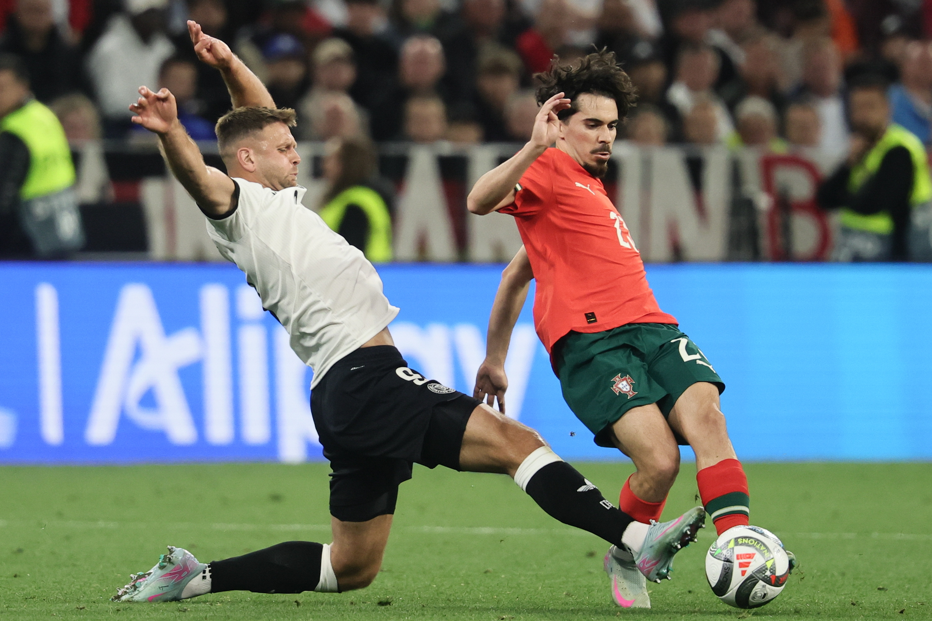 关于冲刺阶段葡萄牙体育遗憾出局：欧冠节点到来，球迷炸锅，赛季目标并未改变的信息